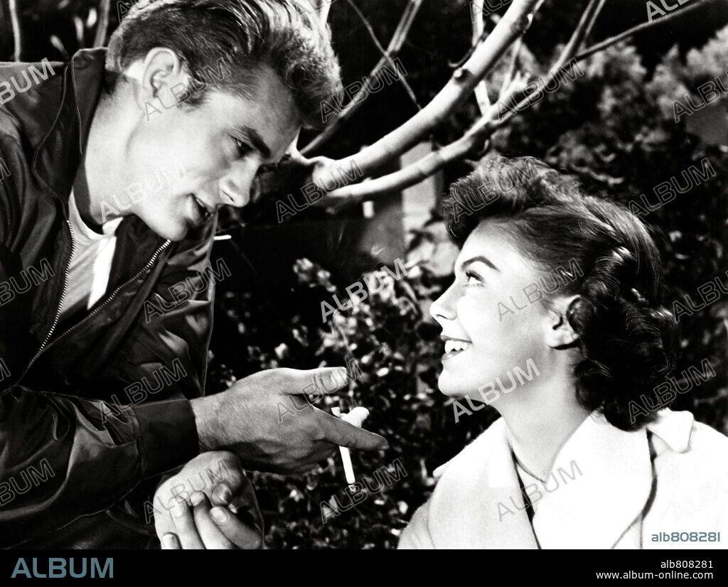 JAMES DEAN and NATALIE WOOD in REBEL WITHOUT A CAUSE, 1955, directed by NICHOLAS RAY. Copyright WARNER BROTHERS.