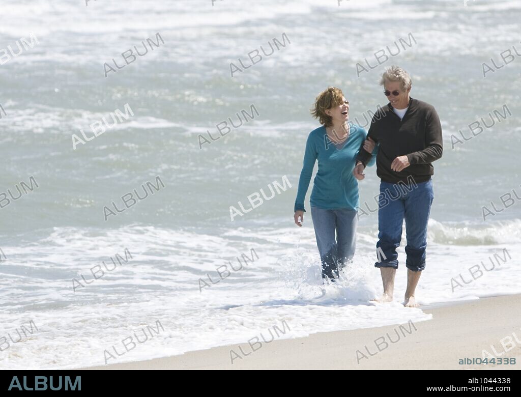 DIANE LANE y RICHARD GERE en NOCHES DE TORMENTA, 2008 (NIGHTS IN RODANTHE), dirigida por GEORGE C. WOLFE. Copyright DINOVI PICTURES/VILLAGE ROADSHOW PICTURES/WARNER BROS. PICT. / TACKETT, MICHAEL.