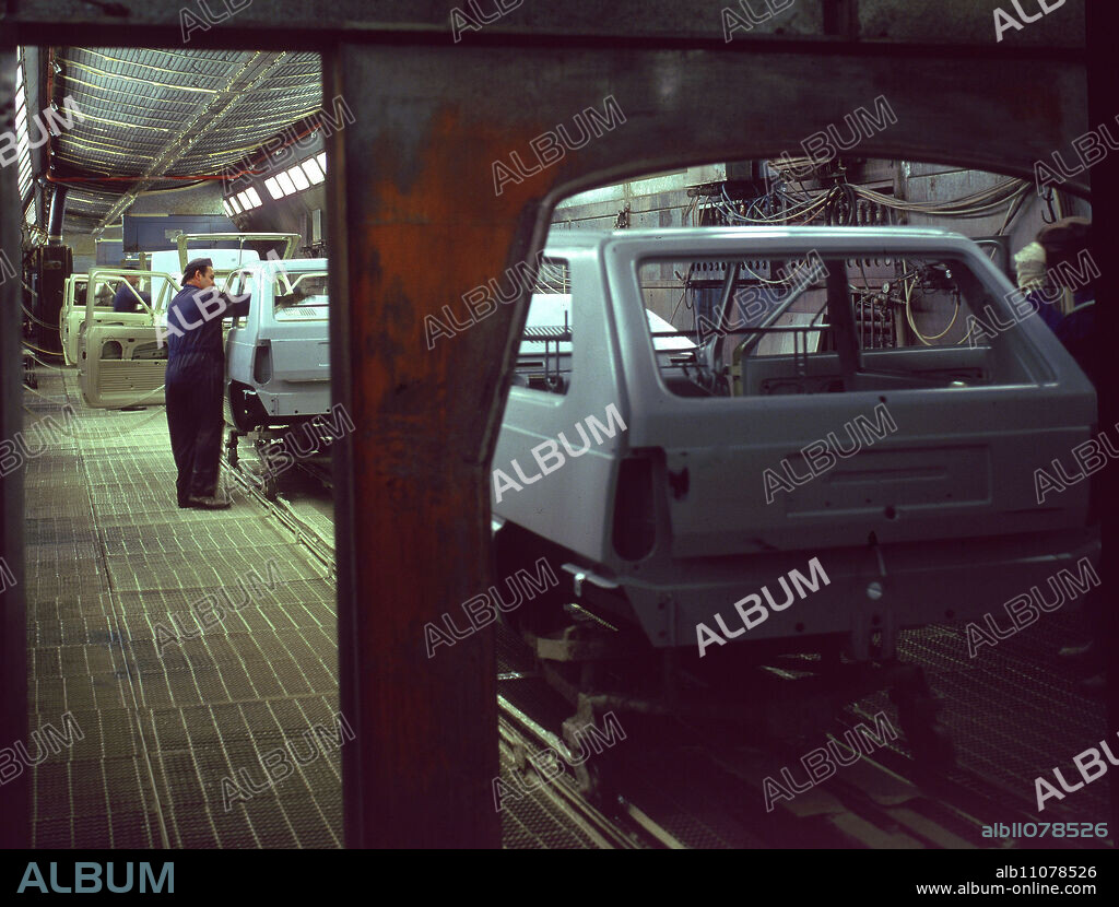 SEAT PANDA EN TUNEL DE PINTURA - FOTO AÑOS 70.
