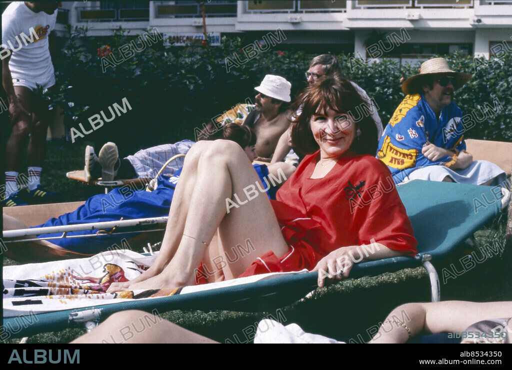GRAN CANARIA1979 DEC. Skådespelerskan Kim Anderzon sitter i en solstol i samband med filminspelningen av "Sällskapsresan" på Kanarieöarna i Spanien, December 1979.. Foto: Olle Wester / Expressen / TT / Kod: 44. **AFTONBLADET OUT**.