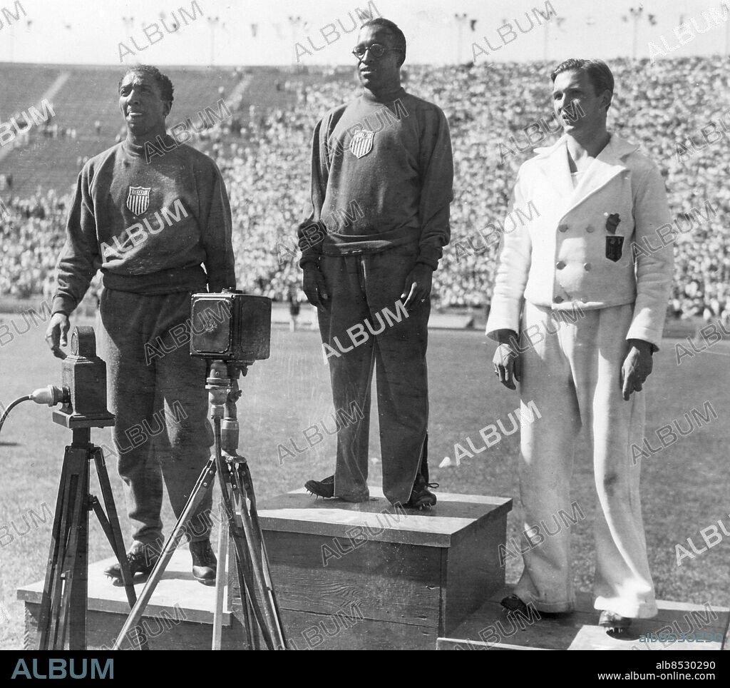 USA LOS ANGELES 1932-08-03.. Tre löpare på prispallen efter 100 meters-finalen vid de olympiska sommarspelen 1932. Här ses Ralph Metcalfe (tv) (USA), silvermedaljör, EddieTolan (2:a frv) (USA), guldmedaljör som vann loppet på världsrekordtiden 10,3 sek. samt Arthur Jonath (3:e fv) (Tyskland), bronsmedaljör.. Foto: ACME Newspictures / AB Text & Bilder / SVT / Kod: 5600. Engelsk originalbildtext.. Mapp: Löpning 100 m. (herrar) I 257d. Prisutdelningar Prispallar Vinnare Segrare.