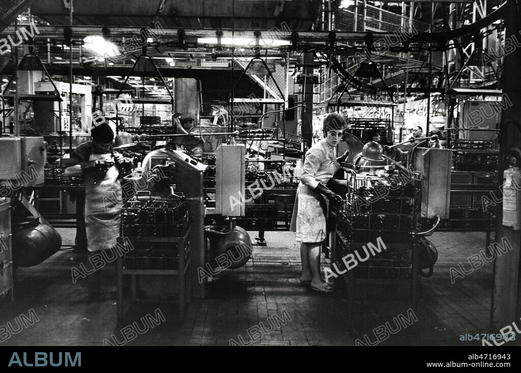 Ouvrieres au travail a la chaine dans l'usine Simca de Poissy. Photographie de Jean Pottier en 1969 a Poissy. Vie ouvriere annees 60. Credit: Jean Pottier / KHARBINE-TAPABOR.