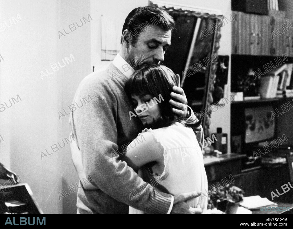 GENEVIEVE BUJOLD and YVES MONTAND in THE WAR IS OVER, 1966 (LA GUERRE EST FINIE), directed by ALAIN RESNAIS. Copyright SOFRACIMA / EUROPA FILM.