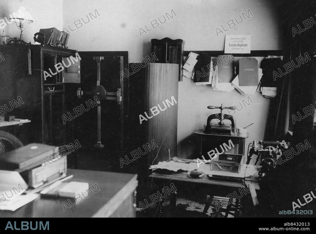 STOCKHOLM 1910.. Utan bildtext. Not. Gerell's växelkontor, Malmskillnadsg 2, där Ander utförde sitt rånmord. Alfred Ander (den siste i Sverige som avrättades) för rånmord 5/1 1910 på Gerells växelkontor. Avrättades 23-11-1910. Anm. A Ander avrättades på Långholmen med giljotin - den enda gången som giljotin kom till användning i Sverige. Se även BAT621 Kassaskåp Brottsplats Kontor sites: SVERIGE ;STOCKHOLM.