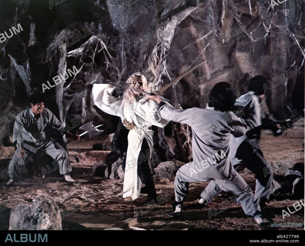 KUNG FU CONTRA LOS SIETE VAMPIROS DE ORO, 1974 (THE LEGEND OF THE 7 GOLDEN VAMPIRES), dirigida por ROY WARD BAKER. Copyright HAMMER.