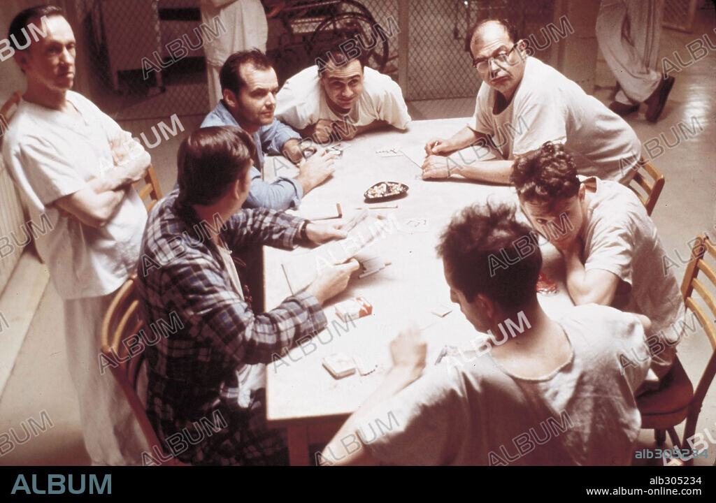 DANNY DEVITO y JACK NICHOLSON en ALGUIEN VOLÓ SOBRE EL NIDO DEL CUCO, 1975 (ONE FLEW OVER THE CUCKOO'S NEST), dirigida por MILOS FORMAN. Copyright UNITED ARTISTS.
