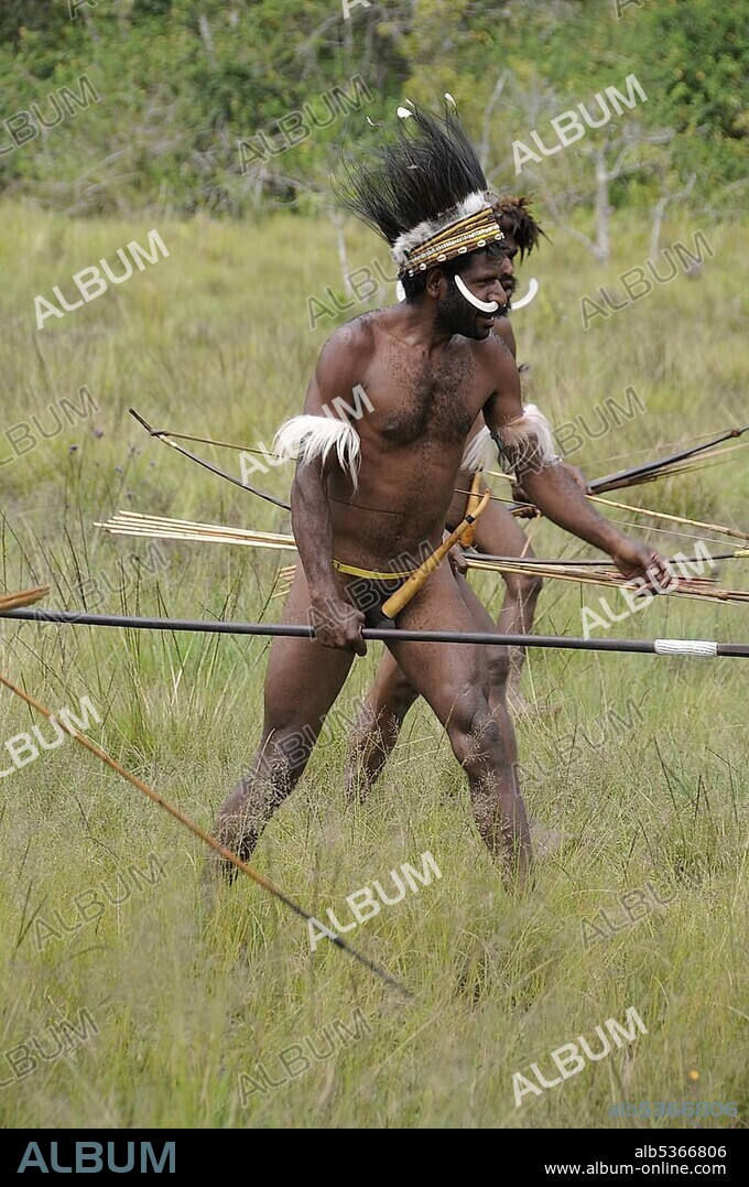 Fight ritual, Dani, warrior, Yiwika, Baliem Valley, Irian Jaya, New Guinea, West Papua, Indonesia, Southeast Asia, Asia.