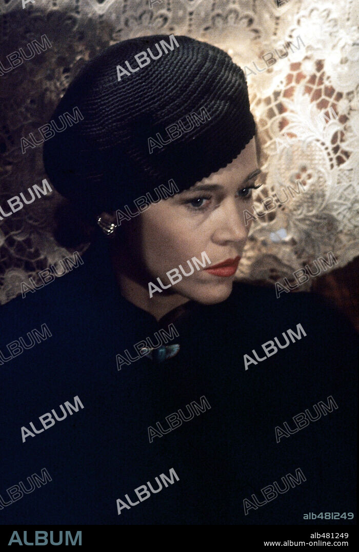 JANE FONDA in JULIA, 1977, directed by FRED ZINNEMANN. Copyright 20TH CENTURY FOX.