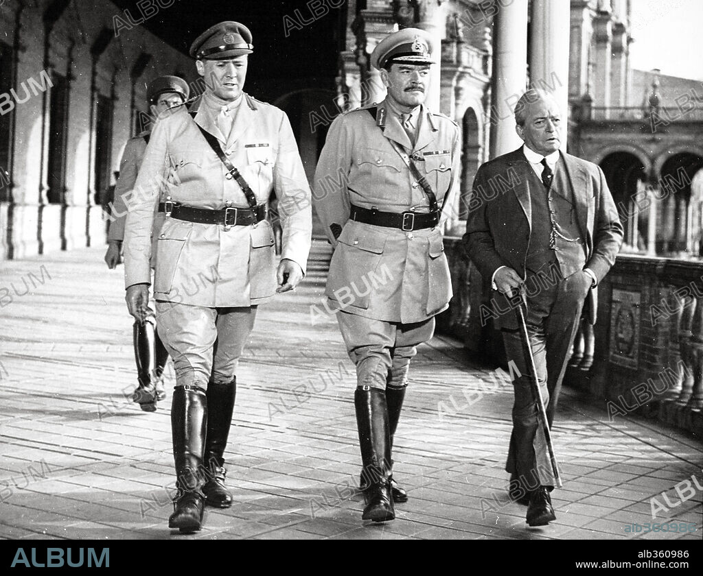 ANTHONY QUAYLE, CLAUDE RAINS and JACK HAWKINS in LAWRENCE OF ARABIA, 1962, directed by DAVID LEAN. Copyright COLUMBIA PICTURES.
