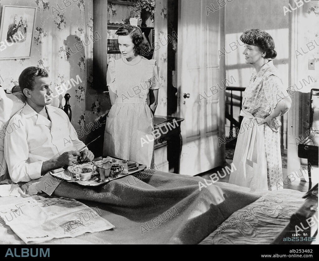 JOSEPH COTTEN, PATRICIA COLLINGE and TERESA WRIGHT in SHADOW OF A DOUBT, 1943, directed by ALFRED HITCHCOCK. Copyright UNIVERSAL PICTURES.