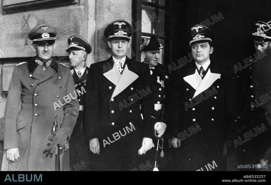 ARKIV STOCKHOLM 1943. Utanför Hovslagaregatan 2 i Stockholm, från vänster generallöjtnanten och militärattachén Bruno von Uthmann, flygattachén och översten Reinhard von Heimann, ministern och doktorn Hans Thomsen, marinattachén och kommendörkaptenen Paul von Wahlert, legationsrådet och doktorn Werner Dankwort samt legationsrådet och doktorn Geffcken.. Foto: Dagens Nyheter / SCANPIX / Kod: 192. **SVD OUT**.
