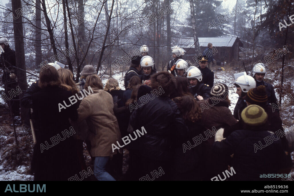 STOCKHOLM 1973-01-30. Demonstrationer mot avverkning av skogen i området Fållan söder om Farsta i Stockholm 30 januari 1973 Protester mot ett motorvägsbygge (Nynäsvägen) som planerades genom området och för att Fållans gård skulle räddas. Vägen byggdes men gården bevarades. Foto: Kjell Gustafsson/Aktuellt / SVT / Kod:5600 SVT Aktuellt Nyhetsdior Oc Skåp 280:4 sites: HUDDINGE;SVERIGE;STOCKHOLM.