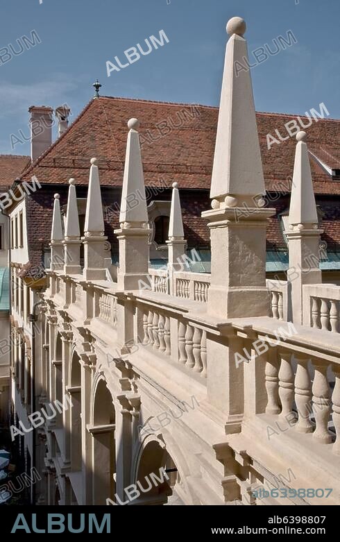 1527ñ1531 als erster Renaissancebau der Stadt Graz, Haupttrakt ab 1557 nach den Plänen des Architekten Domenico dellíAllio erbaut, Arkadenhof-Brücke.