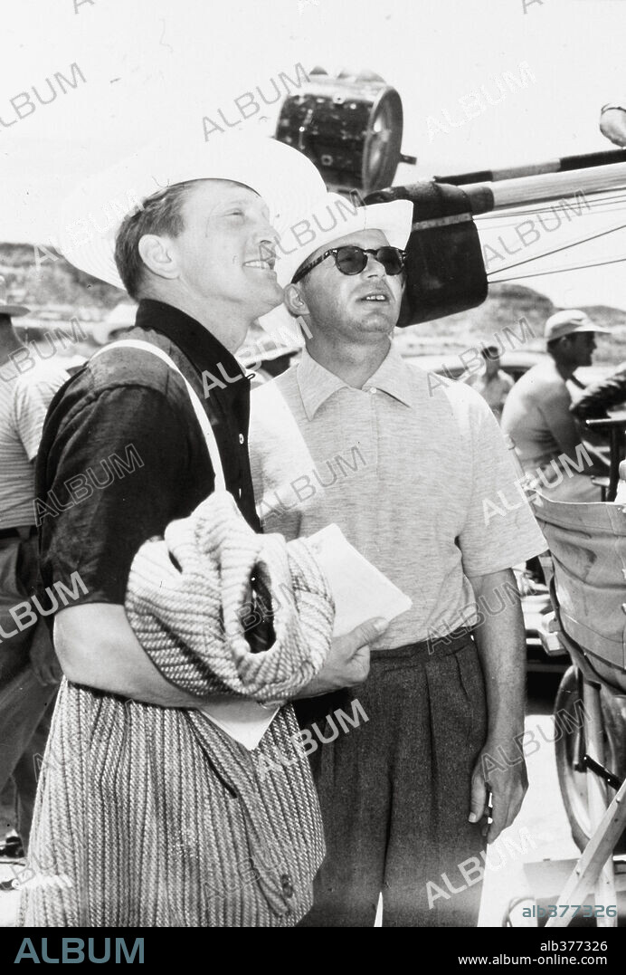BILLY WILDER y KIRK DOUGLAS en EL GRAN CARNAVAL, 1951 (ACE IN THE HOLE), dirigida por BILLY WILDER. Copyright PARAMOUNT PICTURES.