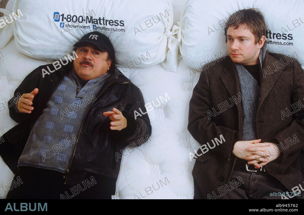DANNY DEVITO and MARTIN FREEMAN in THE GOOD NIGHT, 2007, directed by JAKE PALTROW. Copyright MOMENTUM PICTURES.