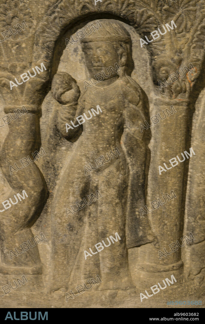 pila bautismal del siglo XII,iglesia romanica,de San Martín de Tours,consagrada en 1156, San Martin de Unx,comunidad foral de Navarra, Spain.
