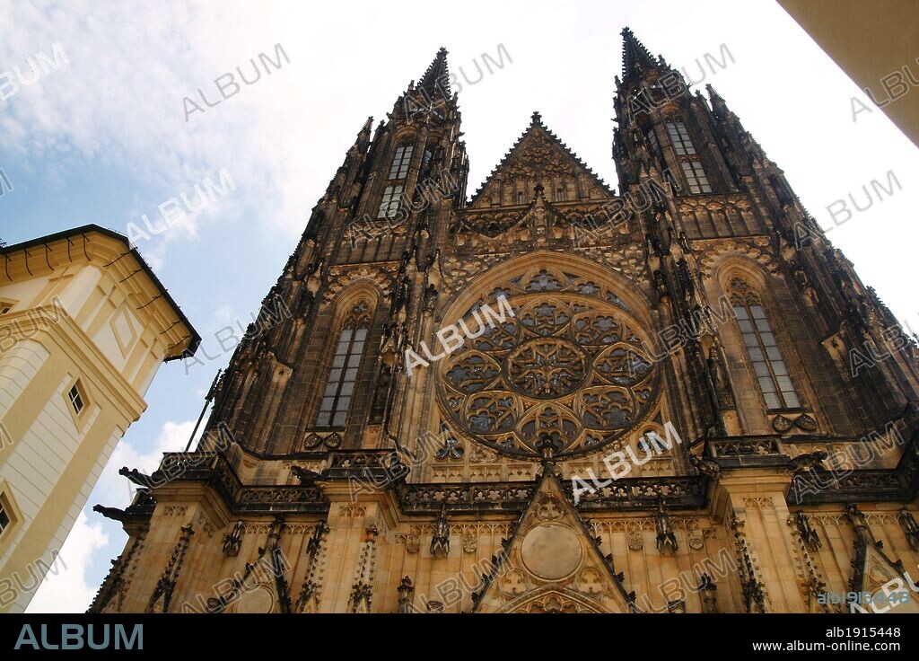 REPUBLICA CHECA. PRAGA (PRAHA). CATEDRAL DE SAN VITO. Fachada Oeste, realizada en estilo NEOGÓTICO. Recinto del Castillo. Zona Hradcany. Centro Europa.