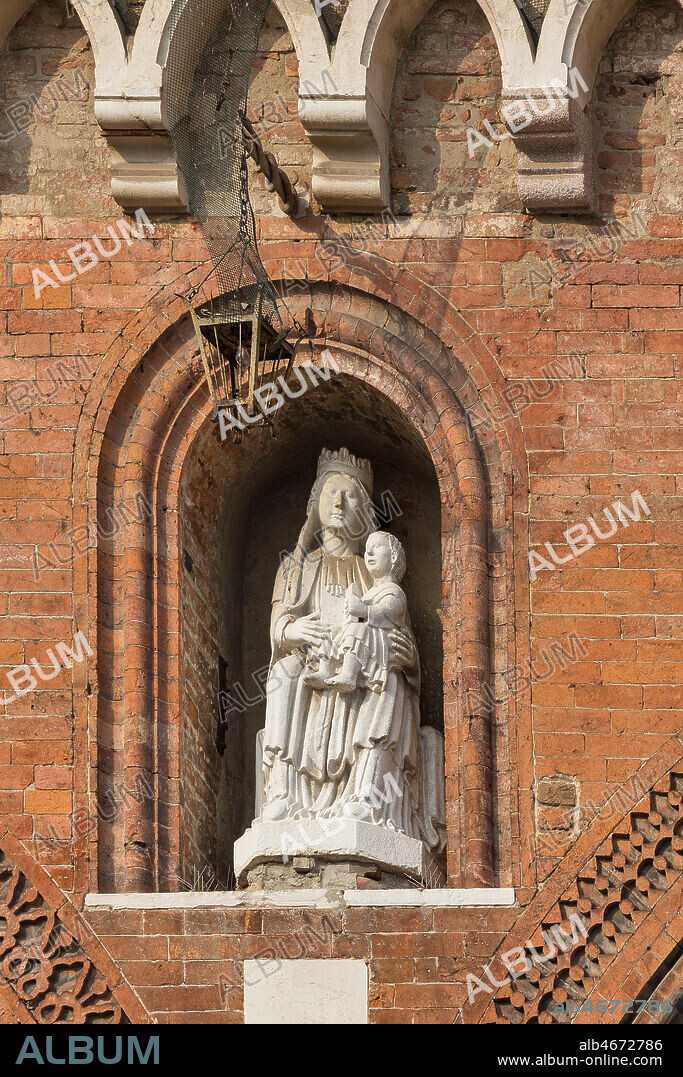 Piacenza, Piazza dei Cavalli (Horses Square), Palazzo gotico (Gothic Palace): copy of the statue "Madonna with Infat Jesus", by Benedetto Antelami's school. The original statue is conserved at Farnese Palace.