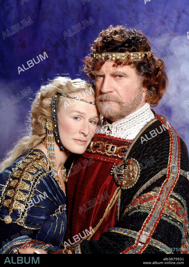 ALAN BATES et GLENN CLOSE dans HAMLET, 1990, réalisé par FRANCO ZEFFIRELLI. Copyright PARAMOUNT PICTURES.