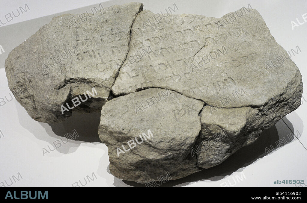 Lápida fragmentada con inscripción funeraria en hebreo, 1095. Piedra caliza. Altura: 26 cm, anchura: 36 cm, grosor: 8 cm. Procede del cementerio judío de Puente Castro, provincia de León. Museo Arqueológico Nacional. Madrid. España.
