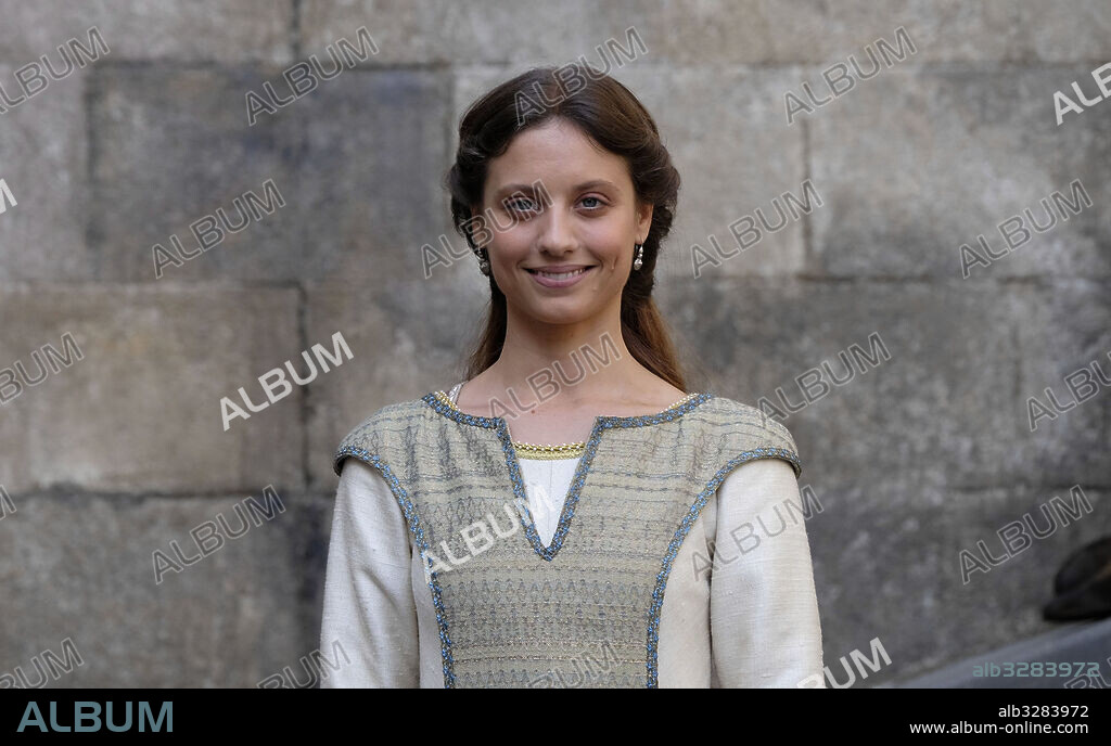 MICHELLE JENNER in LA CATEDRAL DEL MAR, 2017, unter der Regie von JORDI FRADES. Copyright DIAGONAL TV.