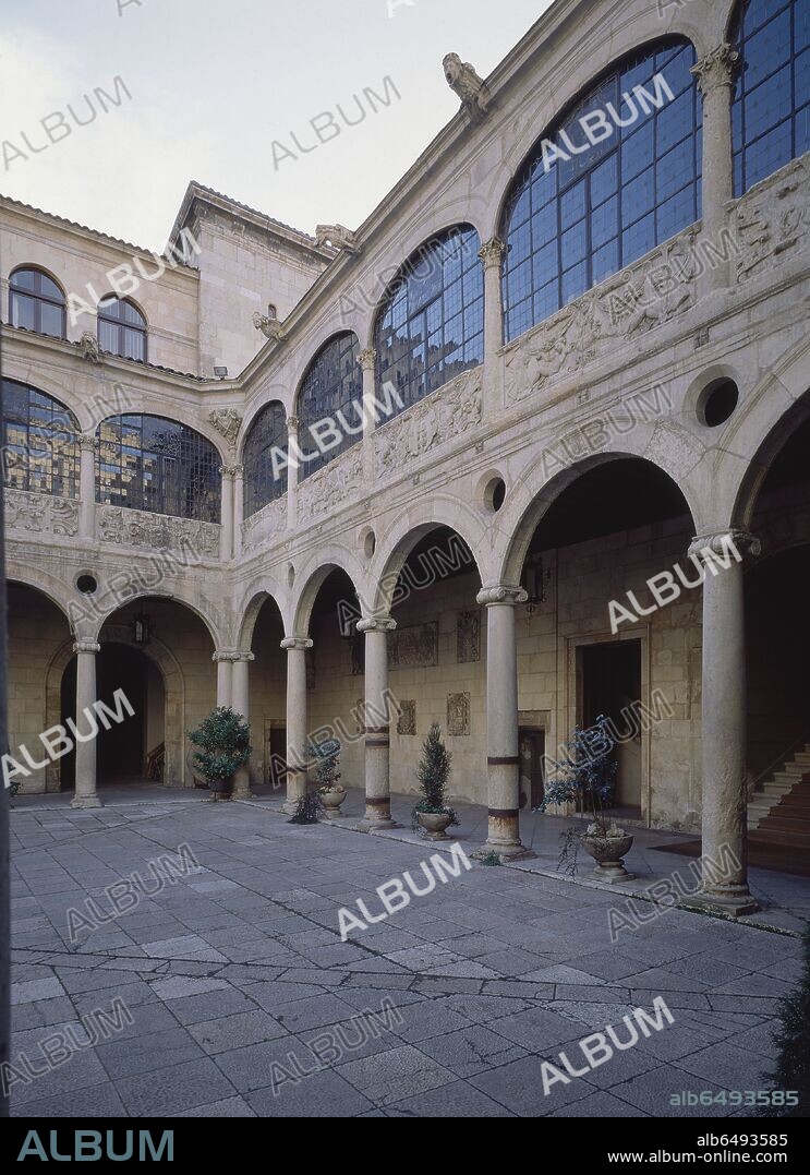 RODRIGO GIL DE HONTAÑON (1505-1577). PATIO INTERIOR DEL ANTIGUO PALACIO DE LOS GUZMANES CONSTRUCCION DEL SIGLO XVI CONVERTIDO EN DIPUTACION.