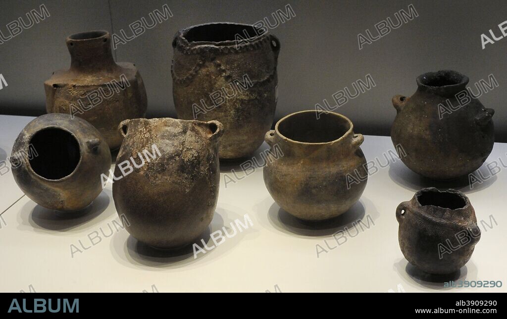 Neolítico. Recipientes de Cocina. Cuenco y olla. Casa Montero (Vicálvaro, Comunidad de Madrid); Botella y ollas. Cueva del Higuerón (Rincón de la Victoria, provincia de Málaga); Olla. Cueva de los Murciélagos (Zuheros, provincia de Córdoba); Olla con decoración impresa. Tajos de Cacín (Alhama, provincia de Granada) y Olla, Cueva de la Carihuela (Piñar, provincia de Granada). Cerámica. Museo Arqueológico Nacional. Madrid. España.