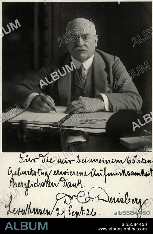 Duisberg, Carl Chemiker und Industrieller, Barmen 29.9.1861 - Leverkusen 19.3.1935. Porträtaufnahme am Schreibtisch. Um 1926.