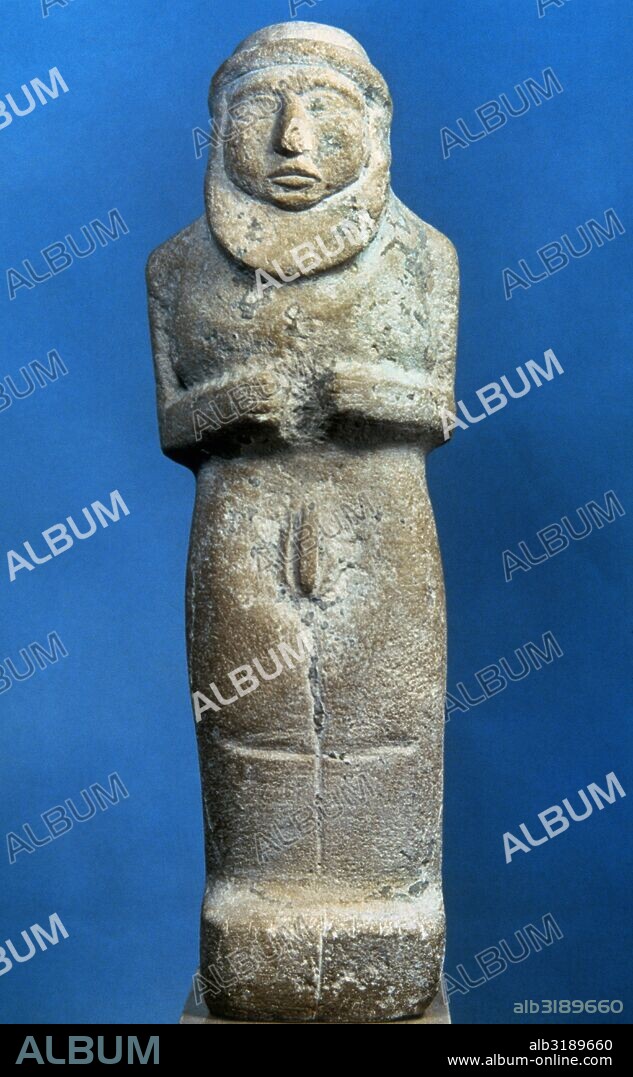 Pequeña estatuilla que representa un rey sacerdote realizada en piedra calcárea hacia el año 3300 a. C. Mesopotamia. Museo del Louvre. París. Francia.