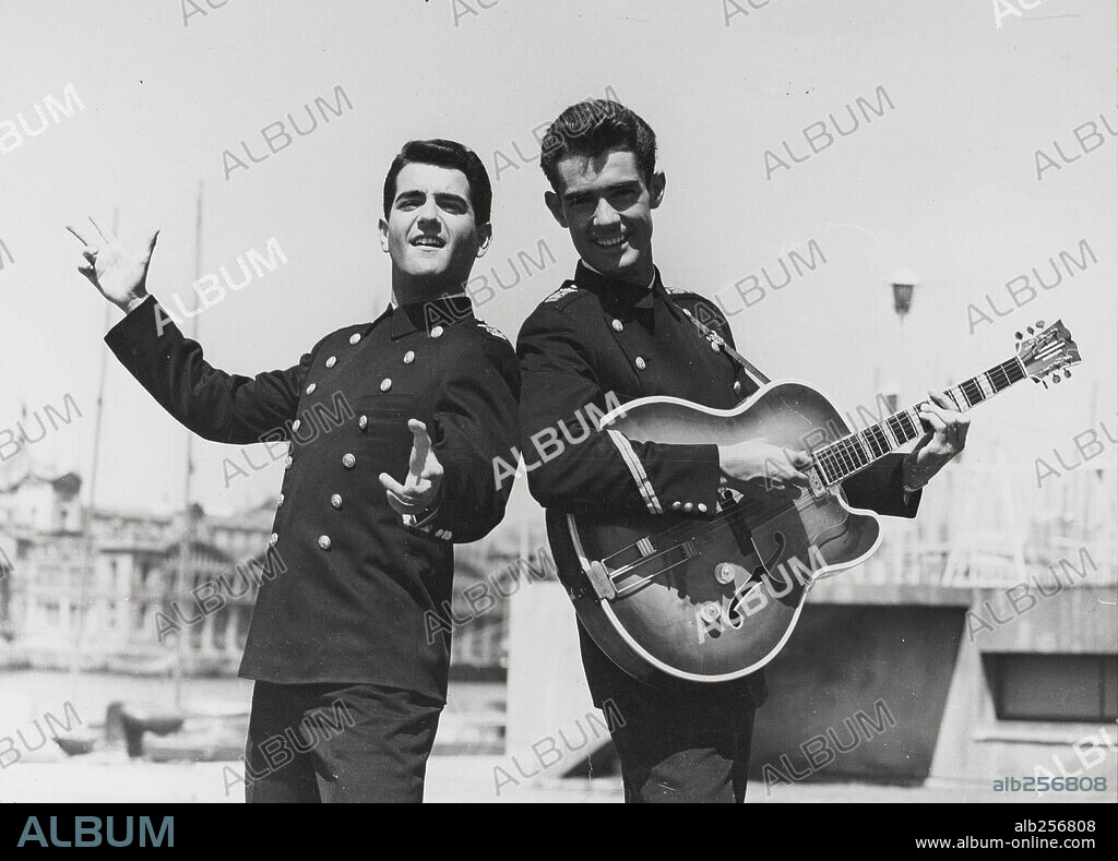 DUO DINAMICO, MANUEL DE LA CALVA und RAMON ARCUSA in BOTON DE ANCLA, 1961, unter der Regie von MIGUEL LLUCH. Copyright IFI PRODUCCION.