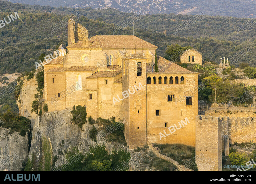 colegiata-castillo Santa María la Mayor , fortaleza, construida en el siglo ix por Jalaf ibn Rasid, Alquézar, Monumento Histórico Artístico Nacional, municipio de la comarca Somontano Provincia de Huesca, Comunidad Autónoma de Aragón, Spain, Europe.
