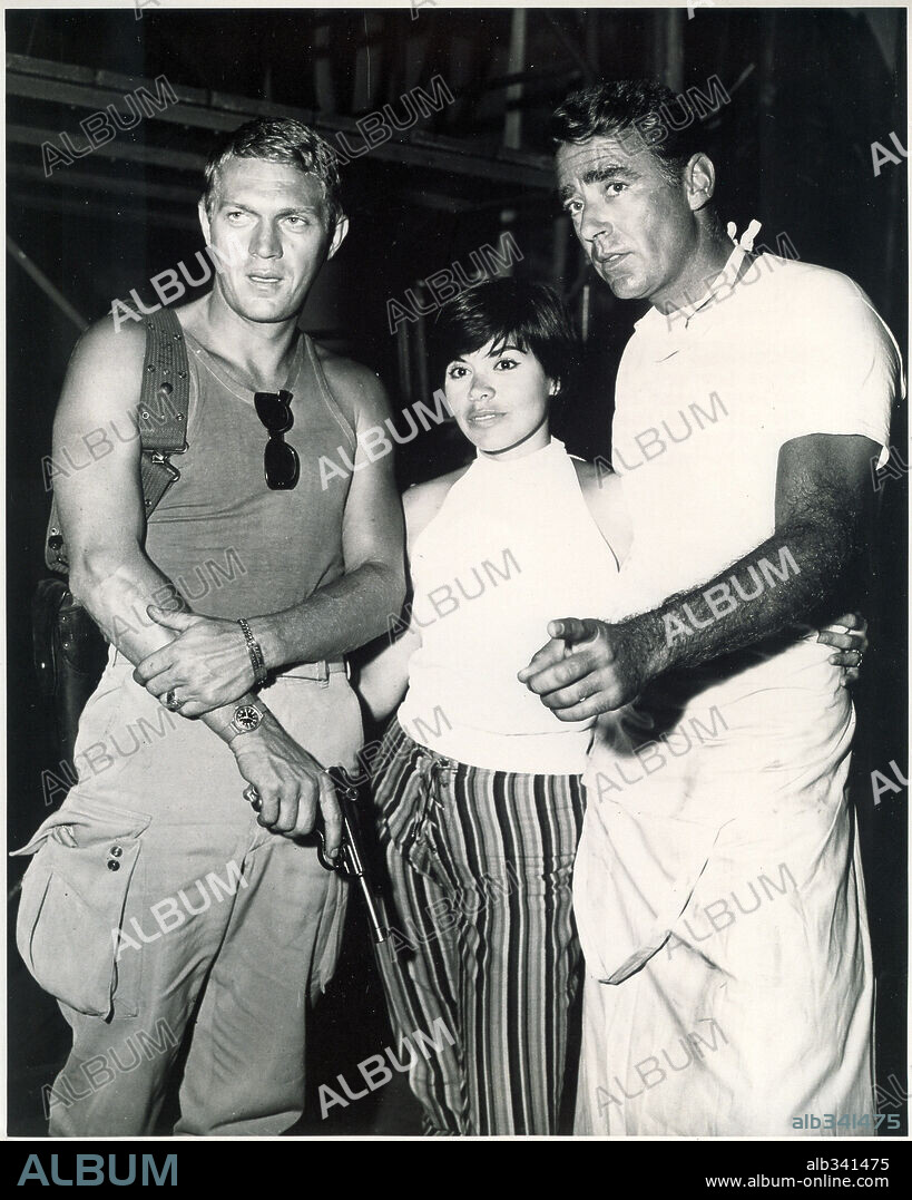 NEILE ADAMS, PETER LAWFORD y STEVE MCQUEEN en CUANDO HIERVE LA SANGRE, 1959 (NEVER SO FEW), dirigida por JOHN STURGES. Copyright M.G.M.