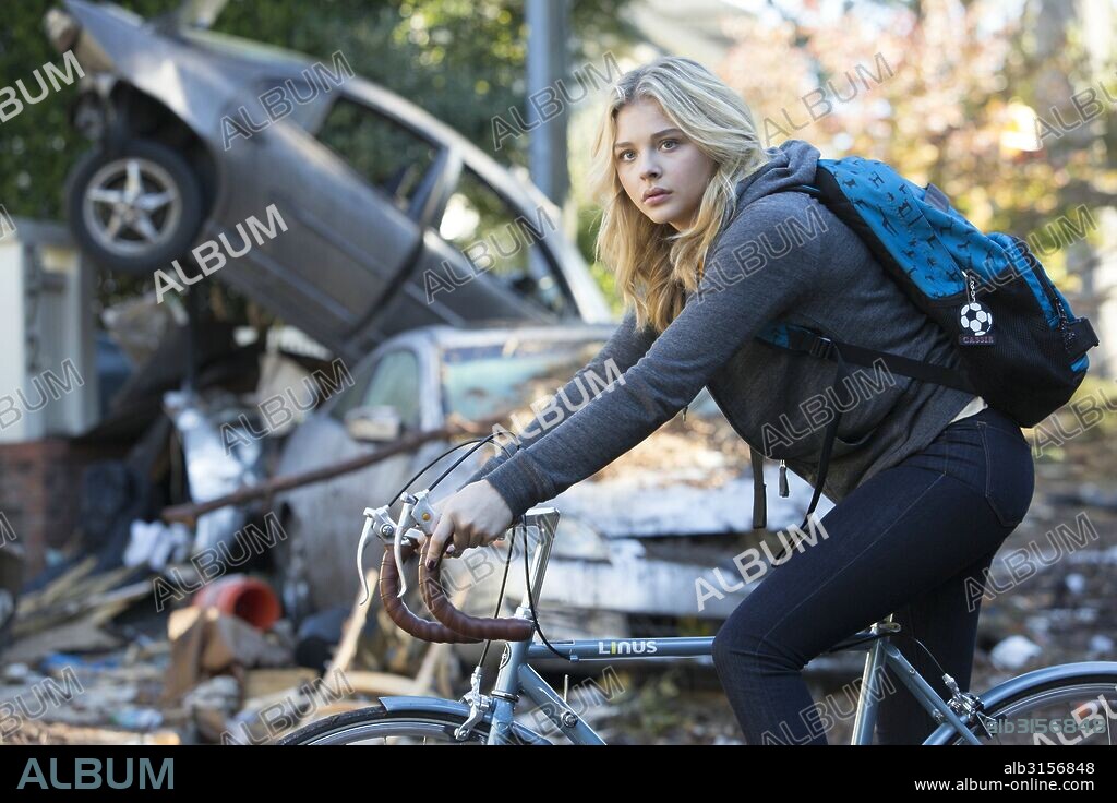 CHLOE GRACE MORETZ en LA QUINTA OLA, 2016 (THE 5TH WAVE), dirigida por J BLAKESON. Copyright COLUMBIA PICTURES/GK FILMS/LSTAR CAPITAL/LIVING FILMS/MATERI.