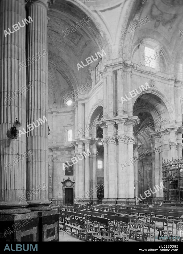 INTERIOR DE LA CATEDRAL DE CADIZ - SIGLO XVIII - TRANSICION BARROCO NEOCLASICO - FOTOGRAFIA EN BLANCO Y NEGRO - AÑOS 50.