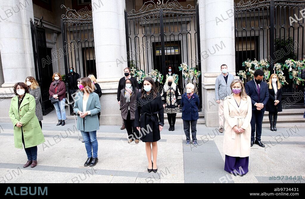 Madrid, 25/11/2020 La ministra de Igualdad, Irene Montero, en el minuto de silencio por el Día de la Mujer maltratada en la puerta del Ministerio de Igualdad. Foto: Ernesto Agudo. ARCHDC.