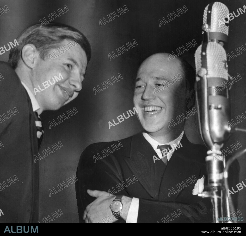 STOCKHOLM 19520126. Gösta "Snoddas" Nordgren (t.v.) och Lennart Hyland i radioprogrammet "Karusellen" där "Snoddas" framför "Flottarkärlek" och skapar "Snoddasfeber".. Foto: Tore Falk / Expressen / Scanpix Kod: 1048.