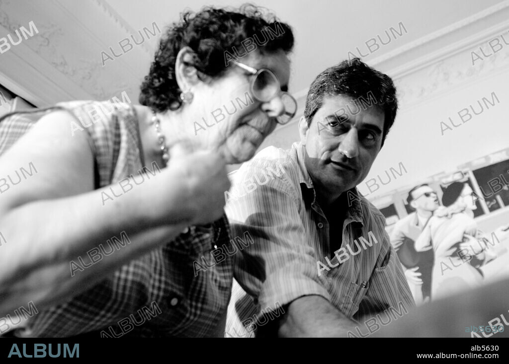 CANDIDA VILLAR y GUILLERMO FESSER en CANDIDA, 2006, dirigida por GUILLERMO FESSER. Copyright SOGECABLE / SCANDURRA, MARIO.