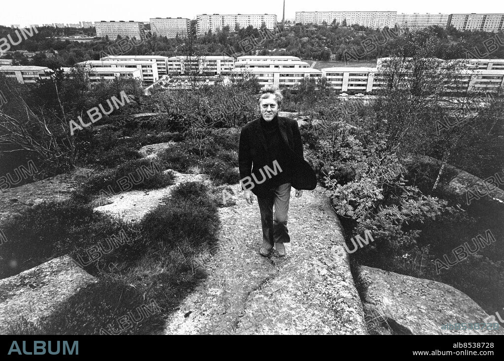 GÖTEBORG 1973-09-19.. Reportage inför PELLE JANSSON. TV-serie av Curt Strömblad och Hans Peterson.. Sänt första gången 1973-10-07.. Här ses Hans Peterson, författare, med Långströmsgatan i bakgrunden.. Foto: Bertil S-son Åberg / RiR / SVT / Kod: 5600. Bild och reportage publ. i RiR 41/73 sid. 10-11.. RiR 20964 sv/v neg.