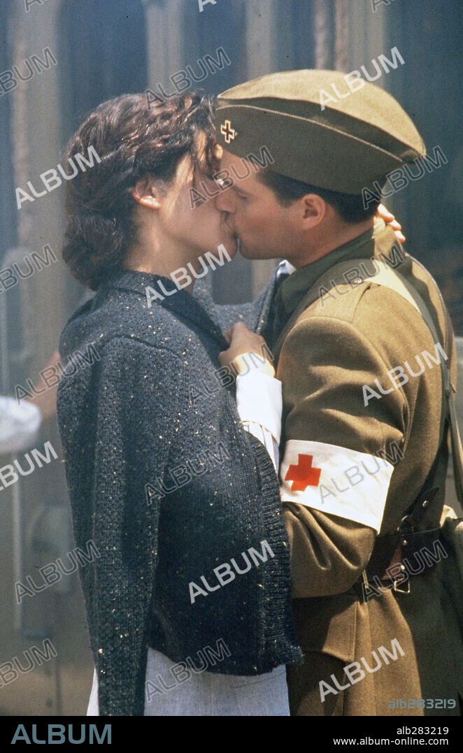 SANDRA BULLOCK, ERNEST HEMINGWAY y CHRIS O'DONNELL. CHRIS O'DONNELL y SANDRA BULLOCK en EN EL AMOR Y EN LA GUERRA, 1996 (IN LOVE AND WAR), dirigida por RICHARD ATTENBOROUGH. Copyright NEW LINE CINEMA / JAMES, DAVID.