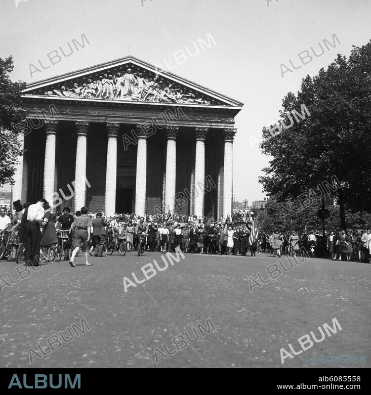 2. Weltkrieg / Frankreich: Befreiung ("Libération") von Paris am 25. August 1944.-Zivilisten ziehen, nach der Kapitulation der deutschen Besatzer, mit den Flaggen der Alliierten über die Place de la Madeleine.-Foto, 26.8.1944.