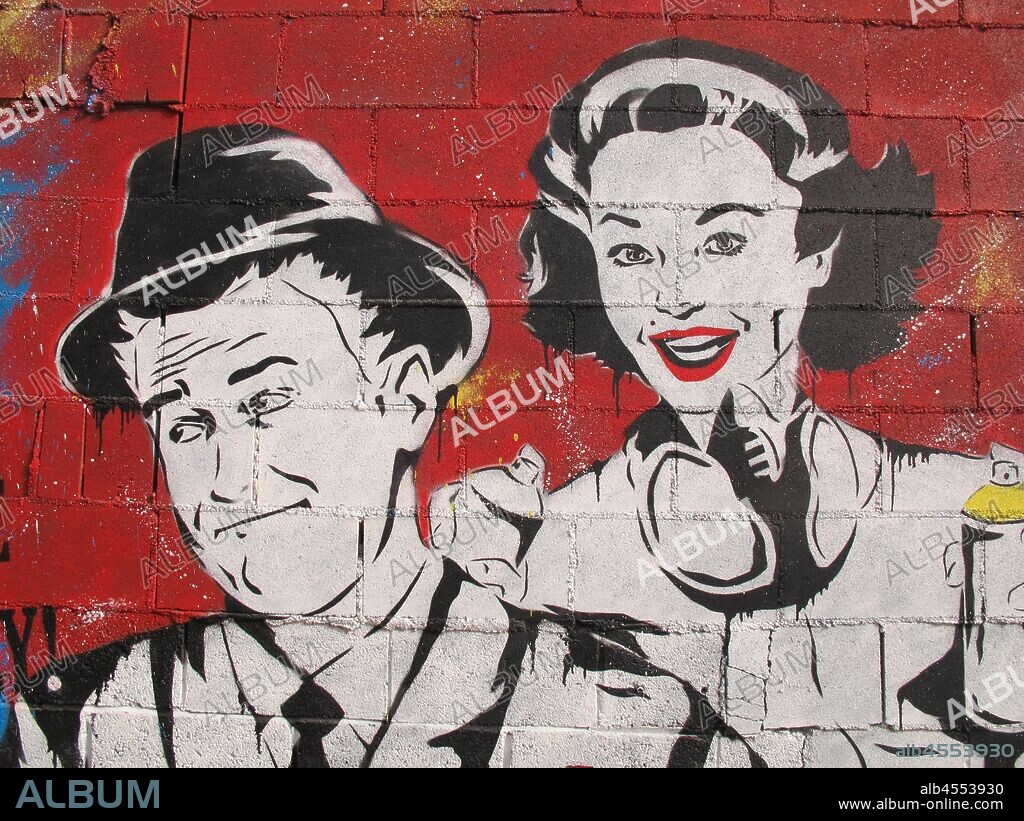 Ilustracion estilo comic de pareja en blanco y negro sobre fondo rojo, graffiti mural, plaza de las glorias; distrito San Martin, Barcelona, en 2014.