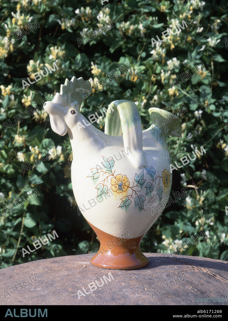 BOTIJO ESMALTADO EN FORMA DE GALLINA CON DECORACION VEGETAL-S XX ARTE POPULAR.