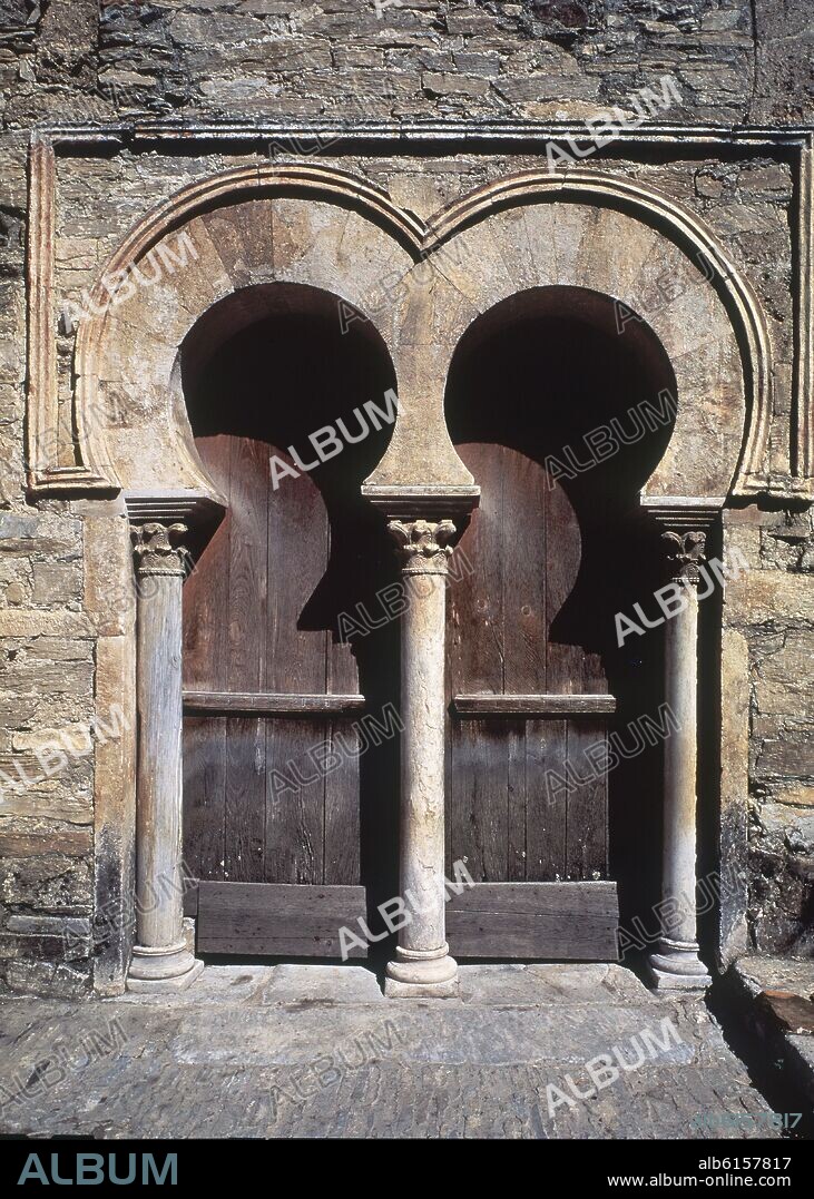 IGLESIA DE SANTIAGO DE PEÑALBA (931-937) - PUERTA DE DOBLE ARCO GEMINADO - ARQUITECTURA MOZARABE.