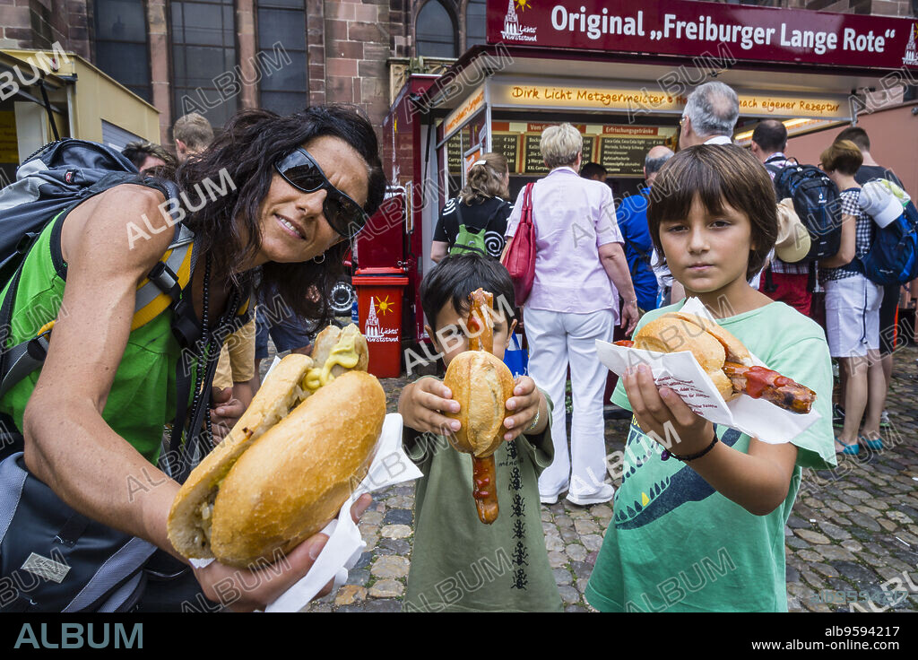 hot dog, salchicha de franckfurt, mercado al aire libre, Münsterplattz, Friburgo de Brisgovia, Germany, Europe.