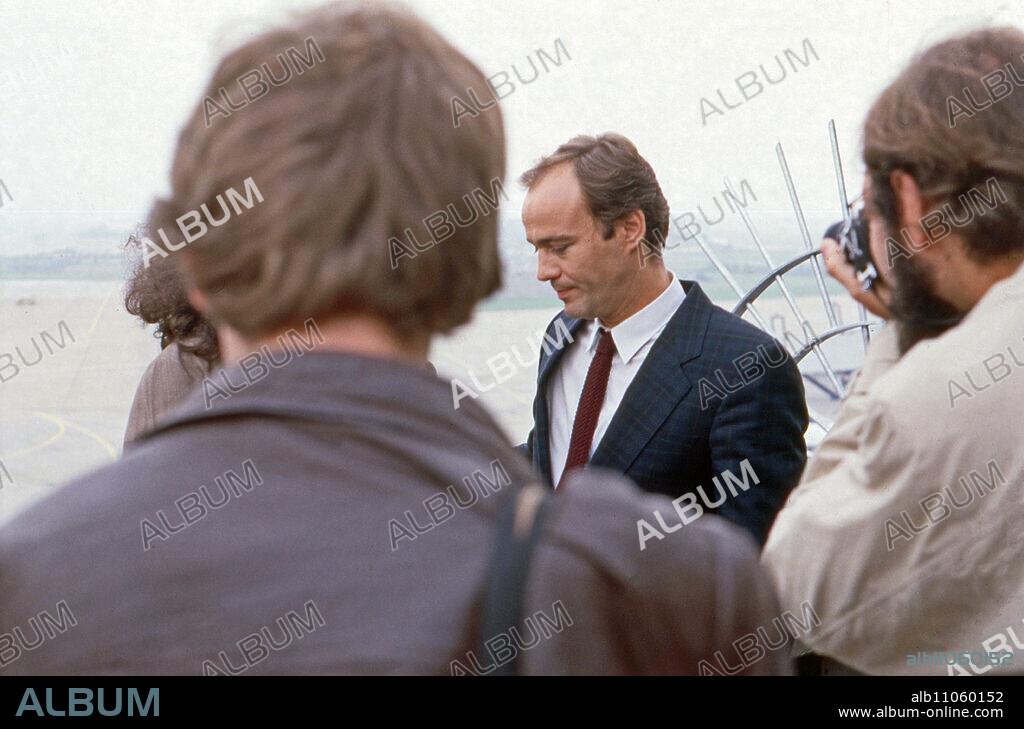 Duet in Bonn, TV series, Germany 1987, episode "The Gate to Happiness", Actor: Heiner Lauterbach and photographers.
