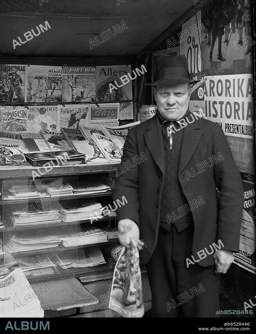 ARKIV 1926. Tidningsförsäljare i Stockholm. Här kan man köpa dagstidningar, Allers, Folket i Bild, Vårt Hem. Husmodern mm.. Newspaper-man in Stockholm.. Scanpix Historical/1900. Scanpix Sweden.