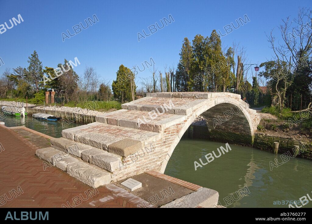 Ponte del Diabolo (Bridge of the Devil), Torcello Island, Venice Lagoon, UNESCO World Heritage Site, Veneto, Italy, Europe.