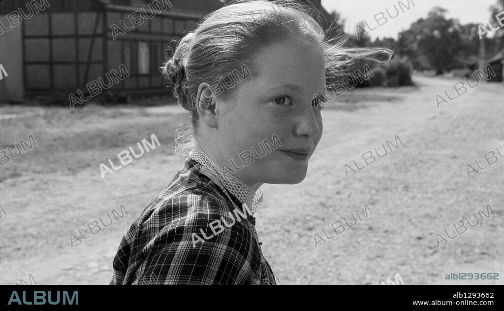 LEONIE BENESCH in DAS WEISSE BAND, 2009, unter der Regie von MICHAEL HANEKE. Copyright LES FILMS DU LOSANGE/WEGA FILM/X-FILME CREATIVE POOL.
