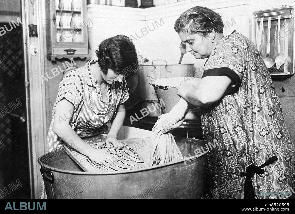 TYSKLAND 1920-tal. Orig. bildtext... DIE WISSENSCHAFT VERHILFT UNS ZU EINEM BESSEREN LEBENSABEND. Die Hausfrau von einst hatte stets im Haushalt zu arbeiten, Wäsche und Grossreinemachen wahren gefürchteste Kapitel im Buche des Haushalts. Heute erleichtern technische Neuerungen die Arbeit und geben der Frau Mussestunden in denen sie sich ruhen, unterhalten und pflegen kann. Sie bleibt schön, ist nicht schön mit vierzig jahren eine "alte" Frau. Links Reinemachen und Wäsche früher rechts ... und jetzt. Orig. bildtext... DAS HAUSHALT VERLIERT SEINE SCHRECKEN. (Die Hausfrau von heute und vorgesterns). (...) Grosse Wäsche, ein düsteres Kapitel des Haushaltes unserer Mütter. Foto: Presse-Photo / AB Text & Bilder / SVT / Kod: 5600 Mapp: Rengöring i hemmet div. (Sopning, damning, putsning m.m.) 4911 B BBF915 sv/v kopia CD281 Bildserier Fotoreportage Tvättbrädor Handtvätt Hemmafruar Husmödrar Döttrar sites: TYSKLAND PhotoDate:192?-??-??.