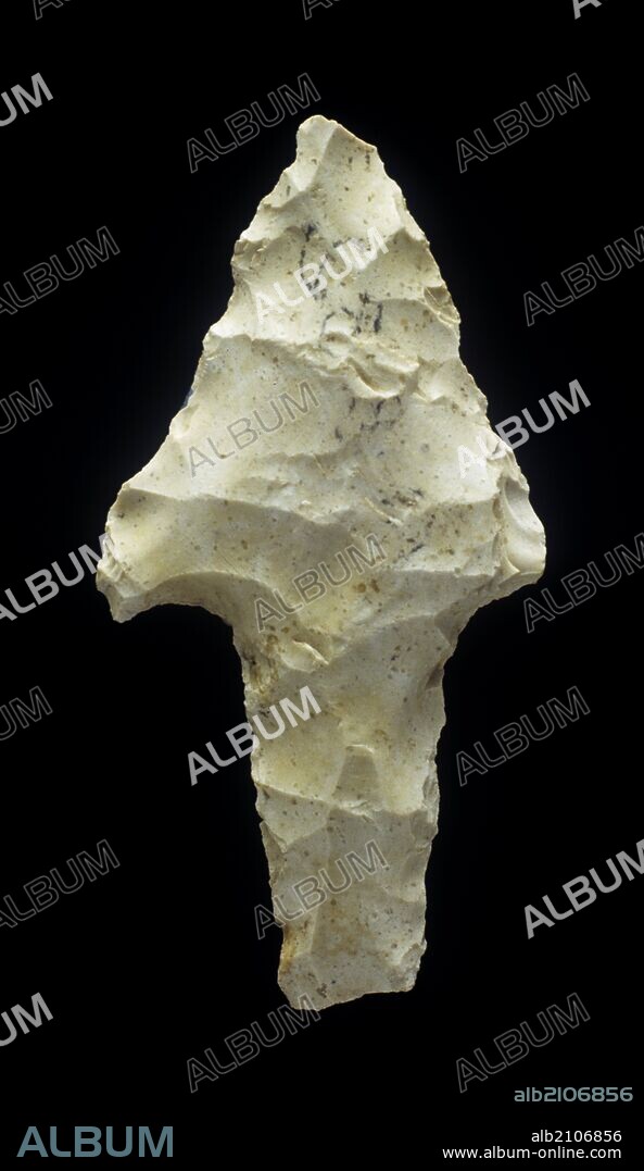 PIEZA DE AJUAR DEL PALEOLITICO: PUNTA DE FLECHA DE ALETAS Y PEDUNCULO DE SILEX, DE LA CUEVA DE AMBROSIO (DEPOSITO: MUSEO ARQUEOLOGICO NACIONAL).